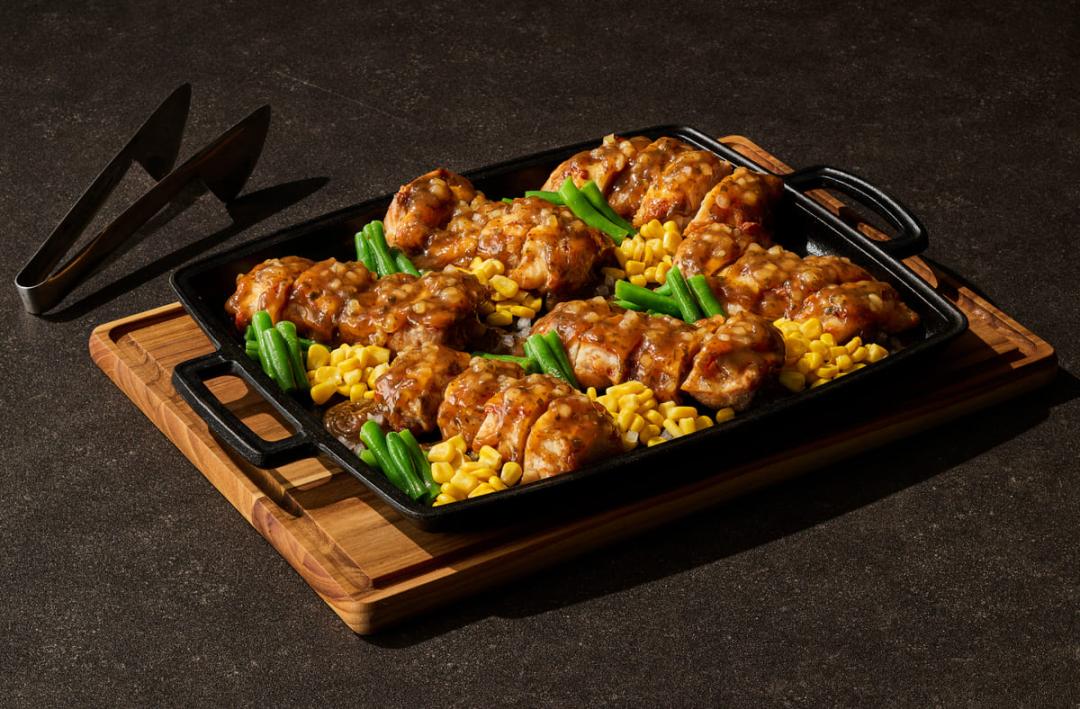 GREEN SPOONが提供している香味野菜のこんがりチキンステーキの写真