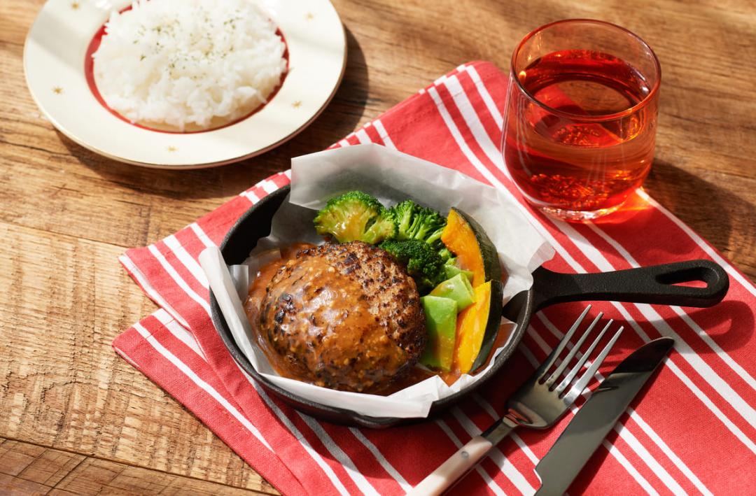 GREEN SPOONが提供している鰹香る和風出汁の直火焼きハンバーグの写真